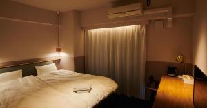東京にあるホテル浅草観音裏のベッドルーム1室(ベッド1台、デスク、窓付)