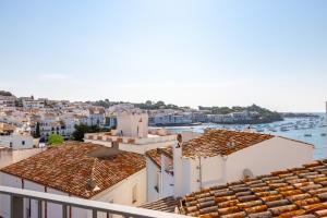 Blick auf die Stadt von den Dächern der Gebäude in der Unterkunft Habitacions Bellaire Cadaqués in Cadaqués