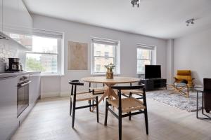 - une cuisine et une salle à manger avec une table et des chaises dans l'établissement 5VH Virginia House, 31 Bloomsbury Way, à Londres