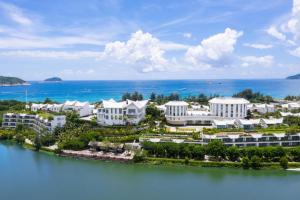 uma vista aérea de um resort perto da água em Palace Resort Yalong Bay Sanya em Sanya