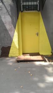 una puerta amarilla en el lateral de un edificio en Guesthouse Rest, en Tiflis