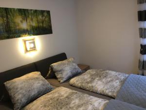 uma sala de estar com duas camas e um sofá em Appartement Melanie em Wagrain