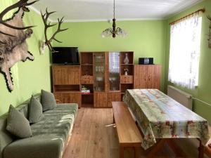 een woonkamer met een bank en een tafel bij U poľovníka in Levoča