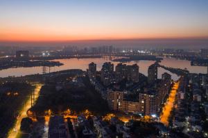 Apgyvendinimo įstaigos Atour Hotel Wuhan Jinyin Lake vaizdas iš viršaus