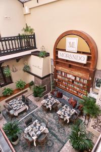 een overzicht van een bibliotheek met banken en tafels bij Morando in Zamość