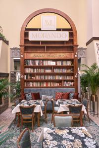 ザモシチにあるMorandoの図書館のテーブルと椅子付きのレストラン