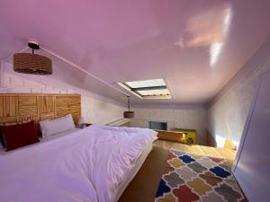 
A bed or beds in a room at Tethys Himalayan DEN - Chicham
