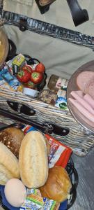 einen Tisch mit einem Haufen verschiedener Arten von Speisen in der Unterkunft B&B Beemsterlust in Westbeemster