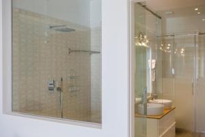 リド・ディ・イエゾロにあるHotel Speranzaのバスルーム(ガラス張りのシャワー、シンク付)