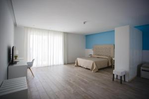 リド・ディ・イエゾロにあるHotel Speranzaのベッドルーム(ベッド1台、テレビ付)