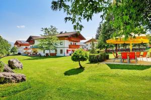 ein Haus mit einem Tisch und Stühlen im Hof in der Unterkunft Apartment in Flachau with parking space in Flachau