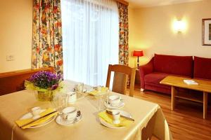 - un salon avec une table et un canapé dans l'établissement Apartment in Flachau with parking space, à Flachau