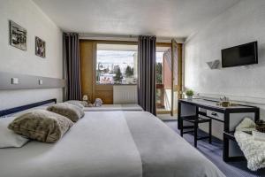 A bed or beds in a room at Belambra Clubs Les Deux Alpes - Hôtel L'Orée Des Pistes