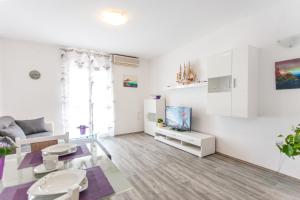 Televízia a/alebo spoločenská miestnosť v ubytovaní Apartman Miami Podstrana