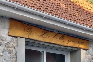 una señal en el costado de un edificio con las palabras: daño al valor en La belle grange, en Saint-Étienne-au-Mont