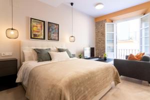 Säng eller sängar i ett rum på GRUND SUITES GALLERY by Bossh! Apartments