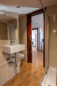A bathroom at Apartamentos Costa Esmeralda