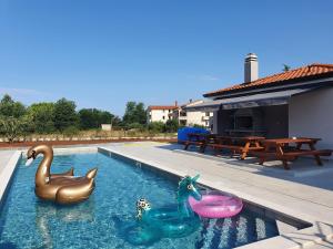 Zdjęcie z galerii obiektu House Lucija Family apartments for max 6 persons with pool in Poreč w Poreču +37 zdjęć