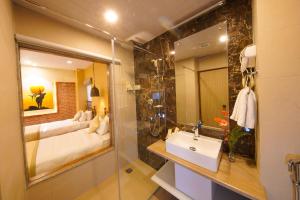 Vannituba majutusasutuses Woodapple Hotel and Spa