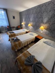 Postel nebo postele na pokoji v ubytování NB Hotel with Free Parking