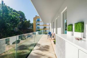 - un balcon avec vue sur un bâtiment dans l'établissement Oeiras Elegant Retreat with Pool, à Oeiras
