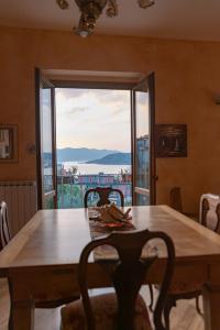 a dining room table with a view of the ocean at il mare di nonna Vi in Lerici