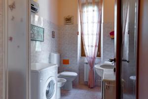 il mare di nonna Vi في ليريسي: حمام به مرحاض أبيض ومغسلة