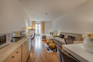 Kuchyňa alebo kuchynka v ubytovaní Milan Royal Suites - Centro Duomo + 37 fotografií