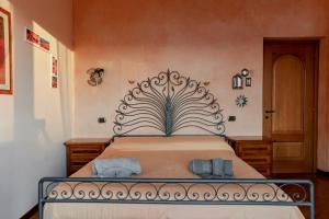 a bedroom with a bed with two towels on it at il mare di nonna Vi in Lerici