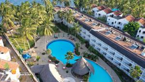 Bazén v ubytování Travellers Beach Hotel & SPA nebo v jeho okolí