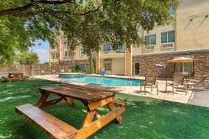 Kolam renang di atau dekat dengan Comfort Inn & Suites Near Six Flags & Medical Center