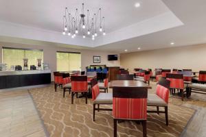Ein Restaurant oder anderes Speiselokal in der Unterkunft Comfort Inn & Suites Near Six Flags & Medical Center 