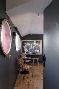 Habitación con mesa, silla y ventana en LA PENICHE - Bed And Bicycle - Tournon, en Tournon-sur-Rhône