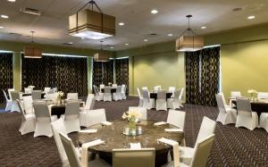 Restoran või mõni muu söögikoht majutusasutuses Aviator Hotel & Suites South I-55, BW Signature Collection