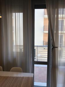 Zimmer mit einem Bett und einem Fenster mit Vorhängen in der Unterkunft Villa Apartment (Box Privato) in Foggia