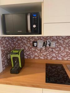 eine Küche mit einer Mikrowelle und einem Drucker in der Unterkunft Villa Apartment (Box Privato) in Foggia