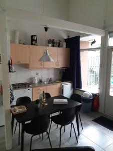 een keuken met een tafel en stoelen in een kamer bij Vakantiehuis Veluwemeer House 40 in Biddinghuizen