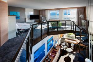 Mövenpick Hotel Lausanne的电视和/或娱乐中心