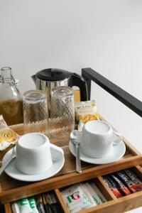 una mensola in legno con 2 piatti bianchi e una macchinetta del caffè di Castle Park Guest House a Edimburgo