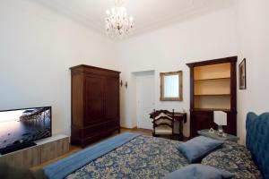 um quarto com uma cama e uma televisão de ecrã plano em IMHOME - Porta Romana em Milão