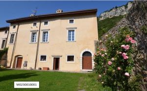 dom na wzgórzu z różami przed nim w obiekcie Corte Dei Frati w mieście Affi