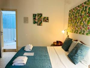 カステルヴェトラーノにあるAgriturismo Carbonaのベッドルーム1室(ベッド1台、タオル2枚付)