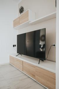 Televízia a/alebo spoločenská miestnosť v ubytovaní Shiny Nab Super Family Apartment