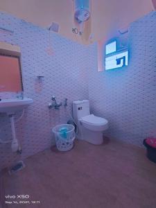 een badkamer met een toilet en een wastafel bij Le CharMin in Kodaikānāl