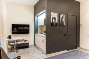 Habitación con cocina con puerta y mesa. en Malon apartments, en Odessa 35 fotos más
