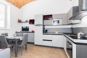 Kuchyň nebo kuchyňský kout v ubytování Loft del conte nei pressi della Mole by Wonderful Italy