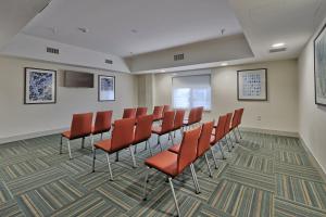 アルバカーキにあるHoliday Inn Express & Suites Albuquerque Historic Old Town by IHGの赤い椅子とスクリーン付きの会議室 +37枚の写真