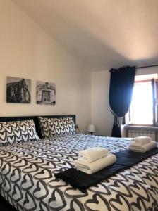 um quarto com uma cama com duas toalhas em GialloSole apartment Gubbio em Gubbio