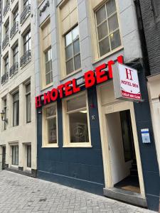 una señal de cama de hotel en la parte delantera de un edificio en Budget Hotel Ben, en Ámsterdam