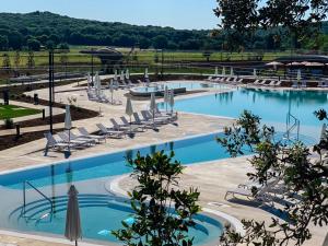 Bazén v ubytovaní Luxury Glamping Beach Villas Porto Bus alebo v jeho blízkosti